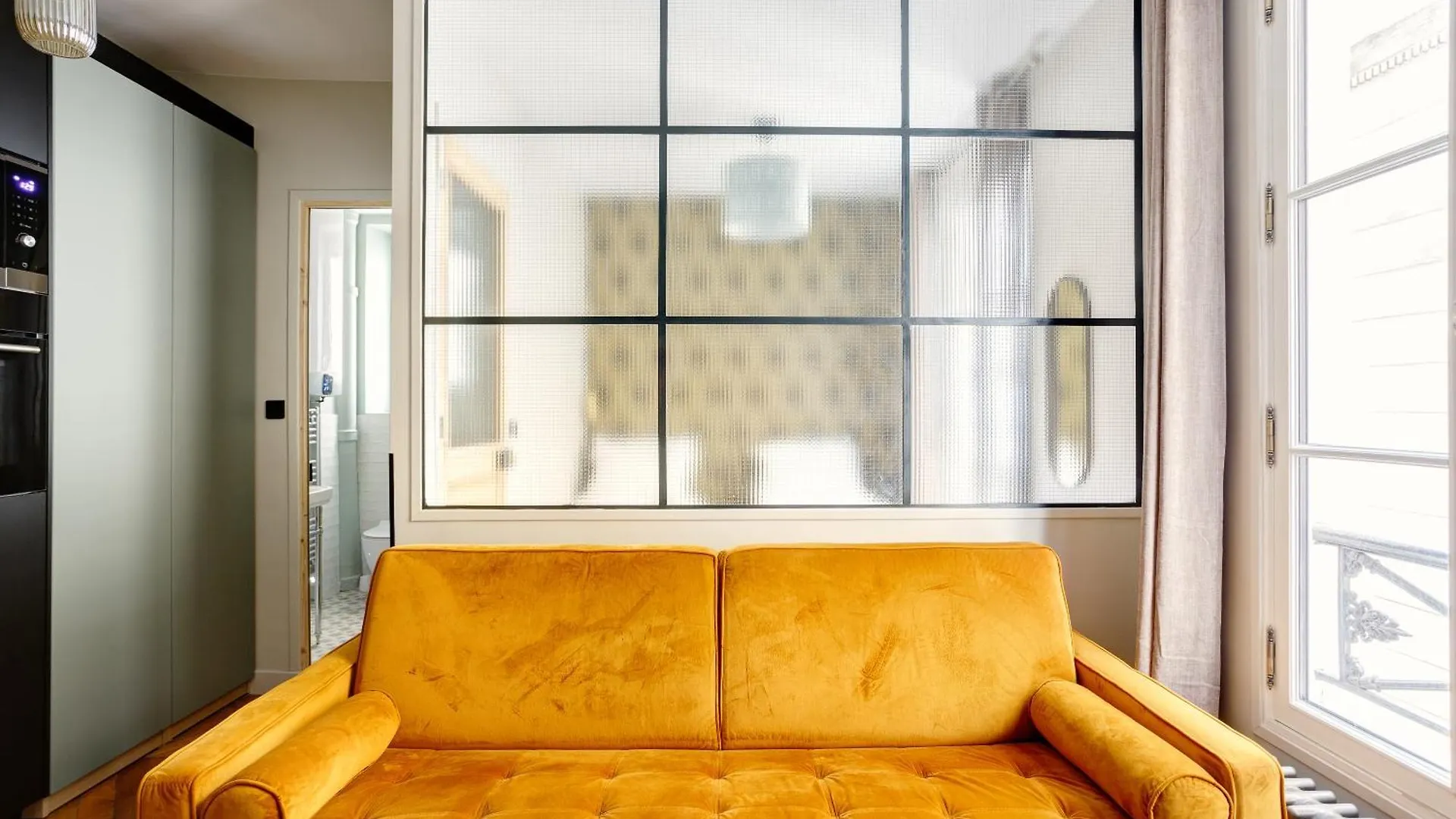 Stylish Apartment In The Heart Of Paris